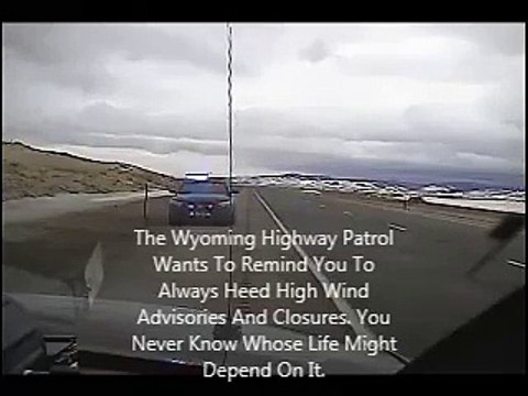 Une voiture de police se fait écraser par un camion