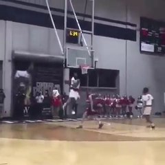 Le prodige Zion Williamson claque un énorme windmill en match