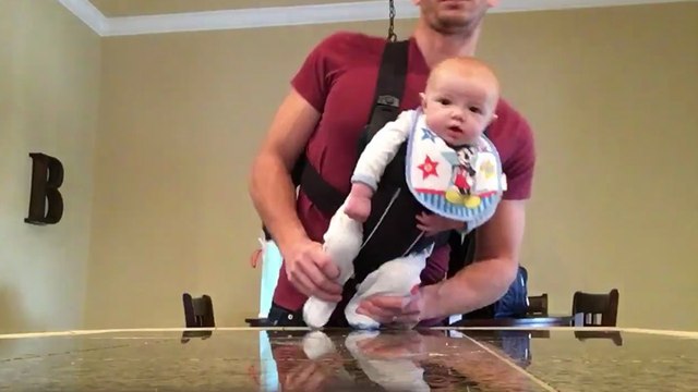 Un papa fait danser son bébé sur du Michael Jackson