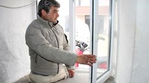 Bacakları Olmayan Adam Engelli Aracına Binmek İçin Pencereyi Kullanıyor