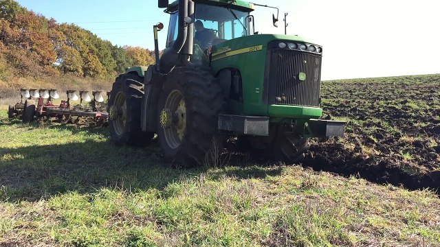 BIG John Deere 9520 with 10 bottom plowing 450 HP Bulgaria, Targovishte