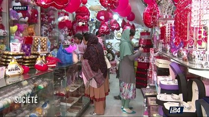 Grand Angle : Indonésie : des collégiennes musulmanes contre la Saint-Valentin