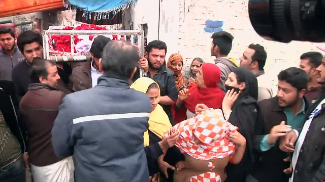 Pakistanis mourn victims of Lahore Taliban attack