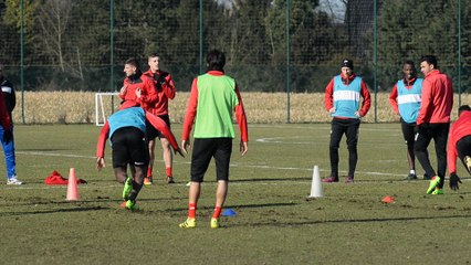 Les footballeurs de l' Excel Mouscron s' échauffent