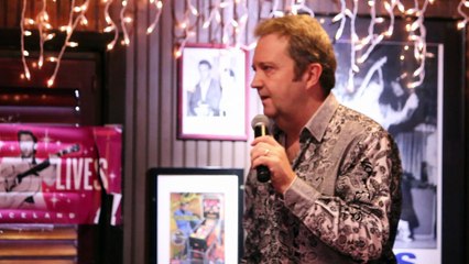 Colin Paul sings 'Little Sister' Marlowes Jan8 2017