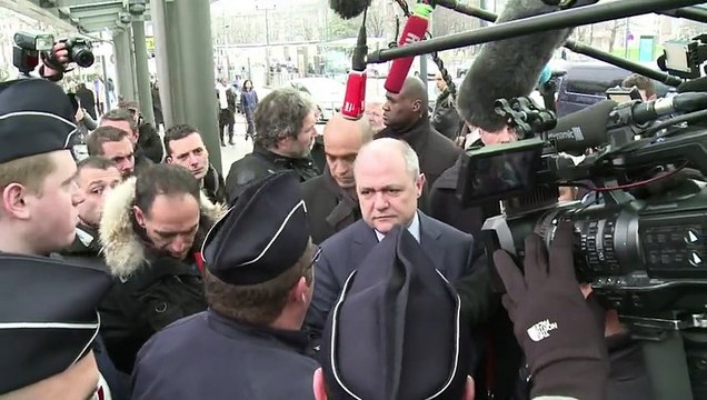 Émeutes: Le Roux rencontre les policiers à Sarcelles