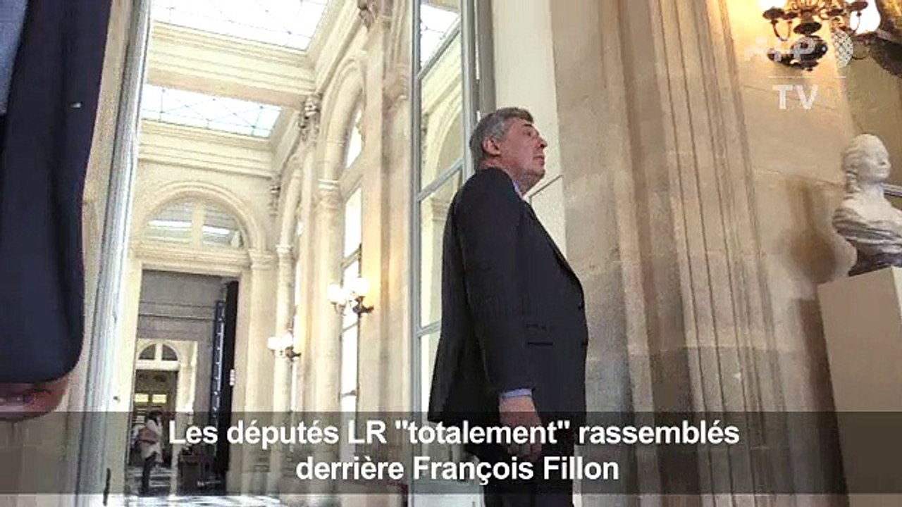 Les députés LR «totalement» rassemblés derrière...