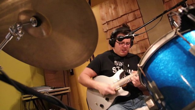 Il chante et joue de la guitare et de la batterie en même temps