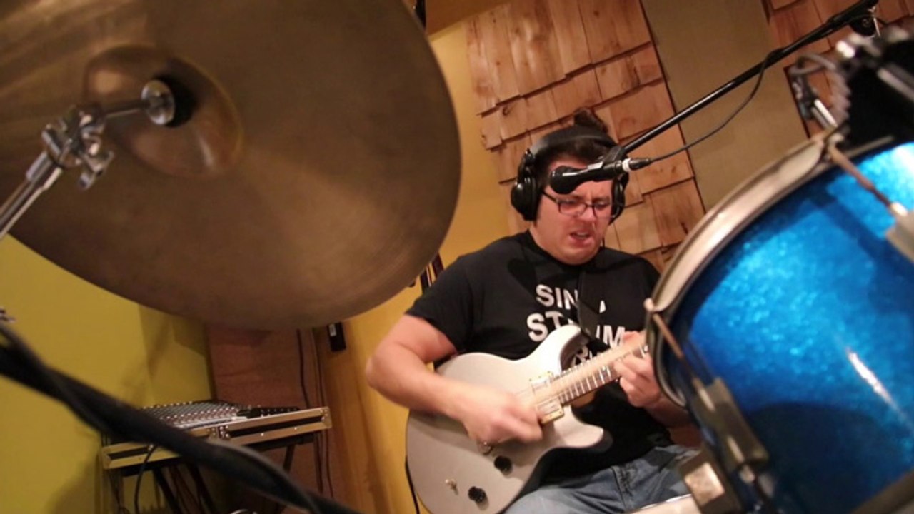 Il chante et joue de la guitare et de la batterie en même temps