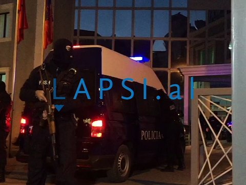 Grabitja ne Rinas, shoqerimi ne polici i autoreve