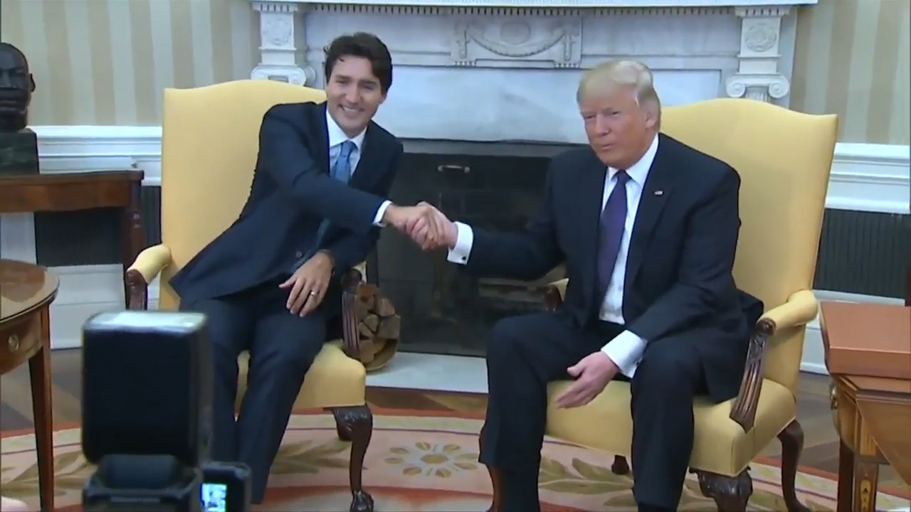 Justin Trudeau résiste à la poignée de main de Donald Trump