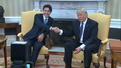 Justin Trudeau résiste à la poignée de main de Donald Trump