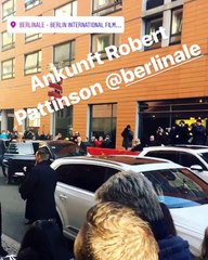 Robert Chegando ao Photo Call de The Lost City Of Z na Berlinale(1402).