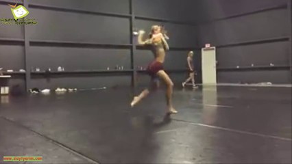 Kızlardan salonda harika dans gösterisi