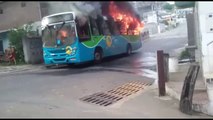 Ônibus pega fogo em Vila Velha e assusta população