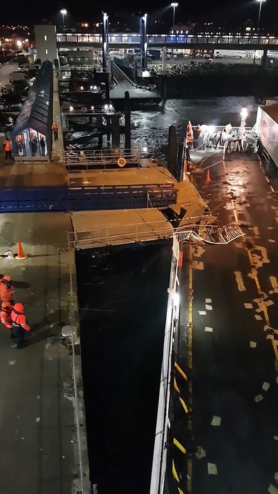 Ce navire arrache une partie du quai en rentrant au port.