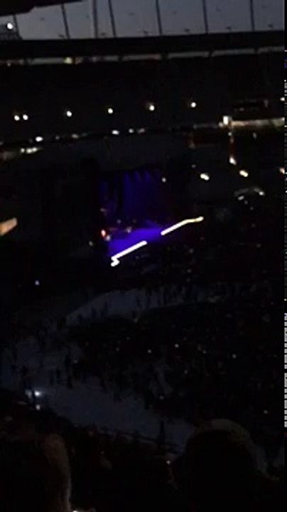 Guns N' Roses Announcer confuses Melbourne with Sydney, got booed! - Live 14 Feb 2017