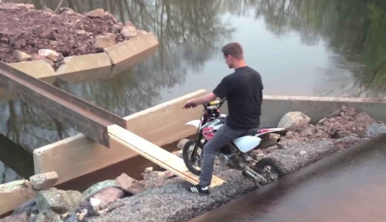 Demonstração simples e cristalina do que você não deve fazer com uma Moto