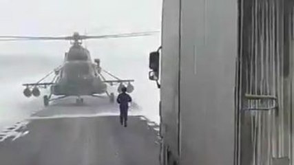 Un pilote d'hélicoptère kazakh se pose sur la route pour demander son chemin