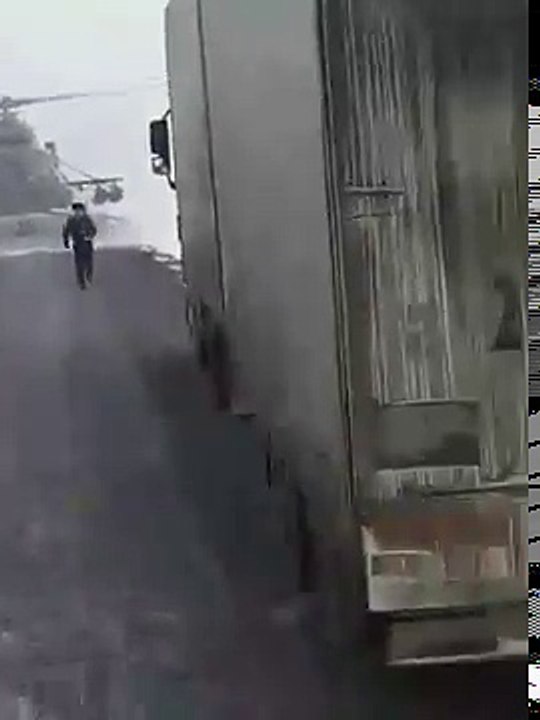 Un pilote d'hélicoptère kazakh se pose sur la route pour demander son chemin