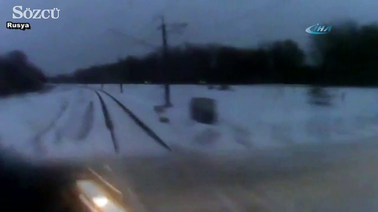 Tren otomobile böyle çarptı