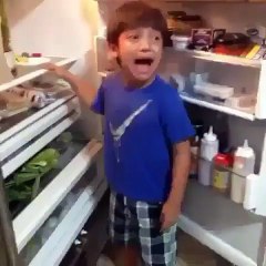 Mira la reaccion de este niño! muy graciosa!