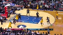 LeBron James claque deux énormes dunks