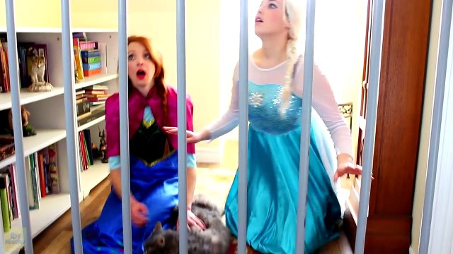 VAMPIRE Frozen Elsa & Anna PRANK! w/ Spiderman Joker Jail Hulk Rapunzel Mini Toys! Superhe