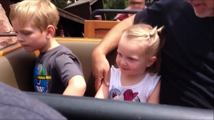 Son premier tour de manège... Regardez sa tête!