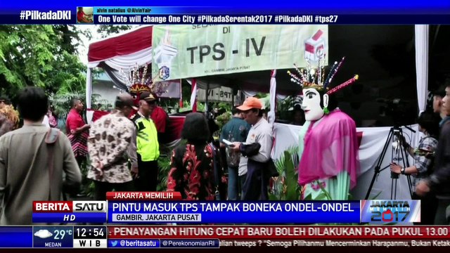 Petugas TPS Tempat Jokowi Nyoblos Gunakan Baju Adat Jawa
