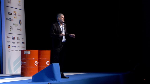 Juanma López Iturriaga aplica los valores del baloncesto al sector automovilístico