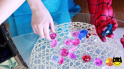 Embarazada Congelado Elsa vs Rosa Spidergirl vs Embarazada de Spiderman! Divertido Superhéroes en Real de L