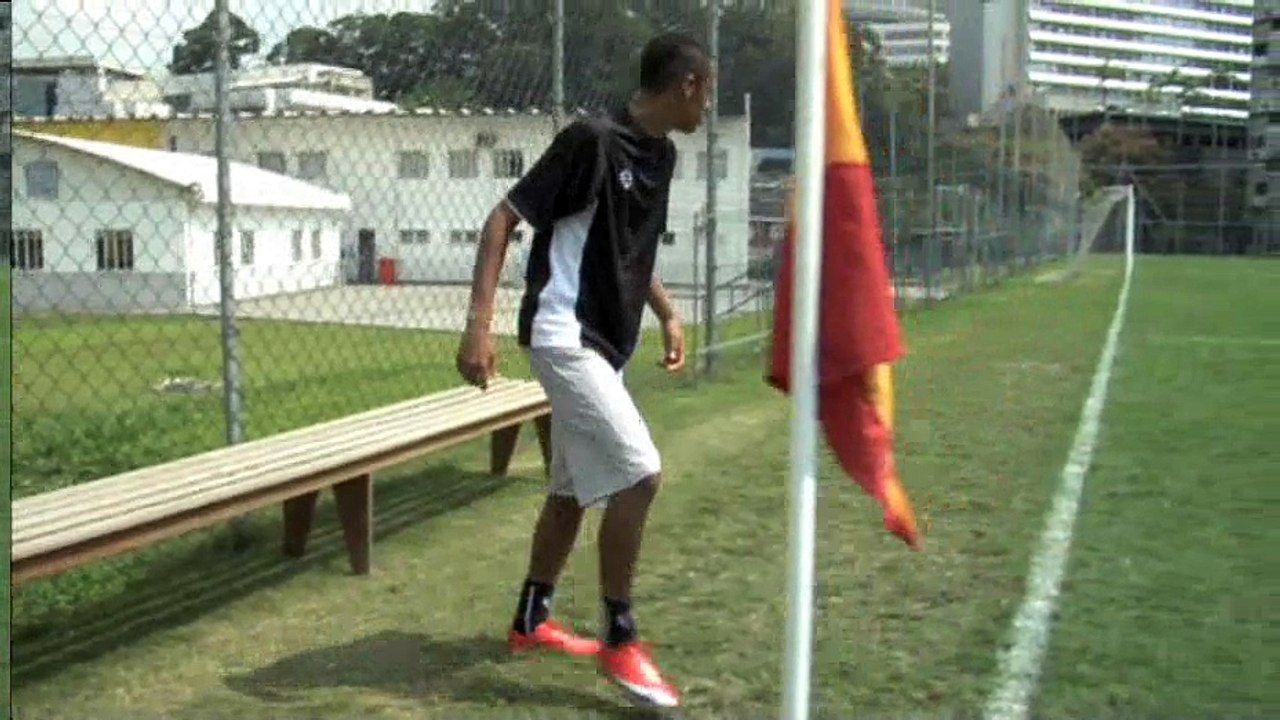 A Nova Mercurial não é só uma chuteira leve, é a m...