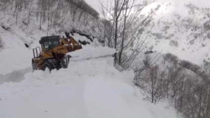 Kapanan Köy Yollarını Açma Çalışmaları