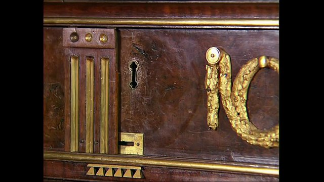 Ce meuble a plus de 200 ans. Mais regardez ce qui s’est passé lorsqu’on tourne la clé…