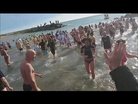 Ceburkan Diri ke Air Es, Tradisi Unik Awal Tahun di Perancis - NET 24