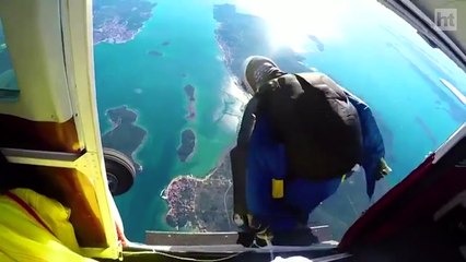 Buzz : Ils sautent sur une île en forme de cœur pour fêter la Saint Valentin !