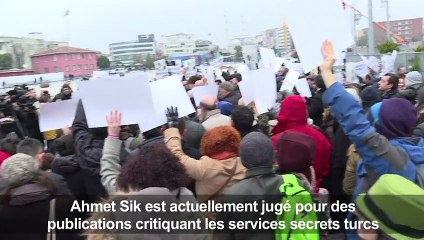 Turquie : procès d'un journaliste, les soutiens manifestent