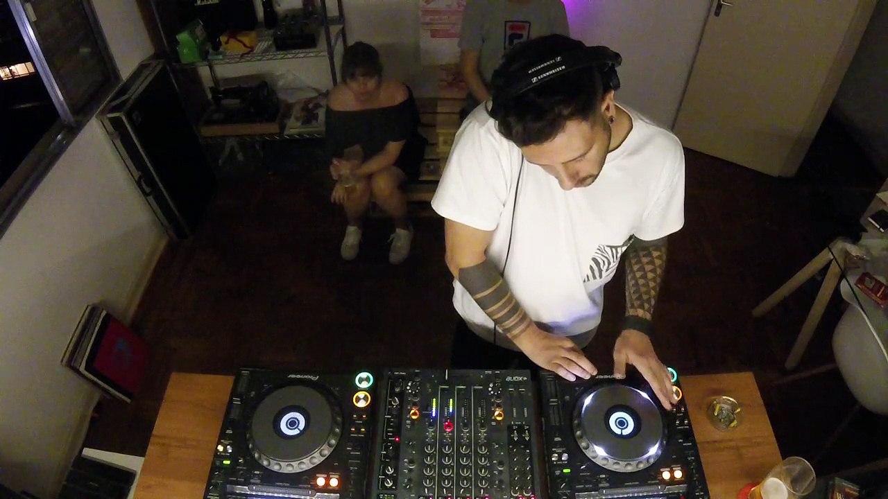 Exequiel DJ Set - Quarto/Fresta