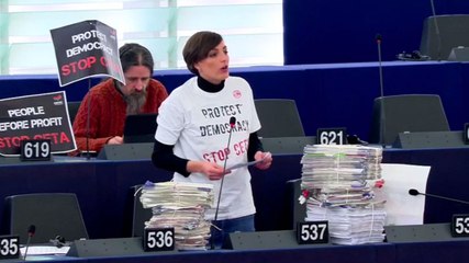 Download Video: Les manifestations, t-shirts et panneaux des eurodéputés contre le CETA n'auront pas suffi