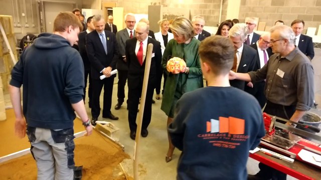 Le roi et la reine à Verviers dans les ateliers de carrelage et de toiture
