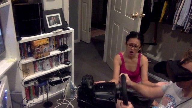 Elle dévoile un morceau de son quotidien avec un amateur de jeu en réalité virtuelle