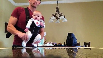 Un papa fait danser son bébé sur du Michael Jackson