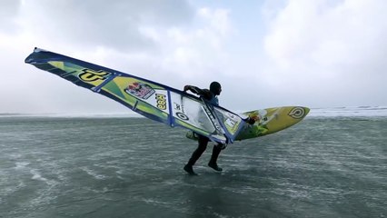 Du windsurf dans des conditions dantesques : les participants atteignent des hauteurs incroyables