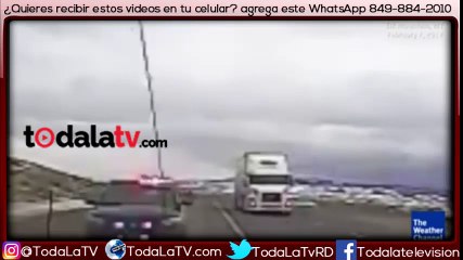 Fuertes vientos tumban patana que se desploma sobre patrulla policial-Video