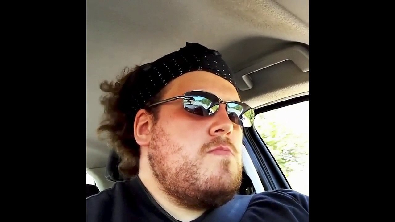 Drachenlord fährt Auto und baut unfall