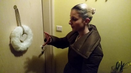 Angela raconte comment elle a constaté qu'un huissier avait répertorié le contenu de son appartement