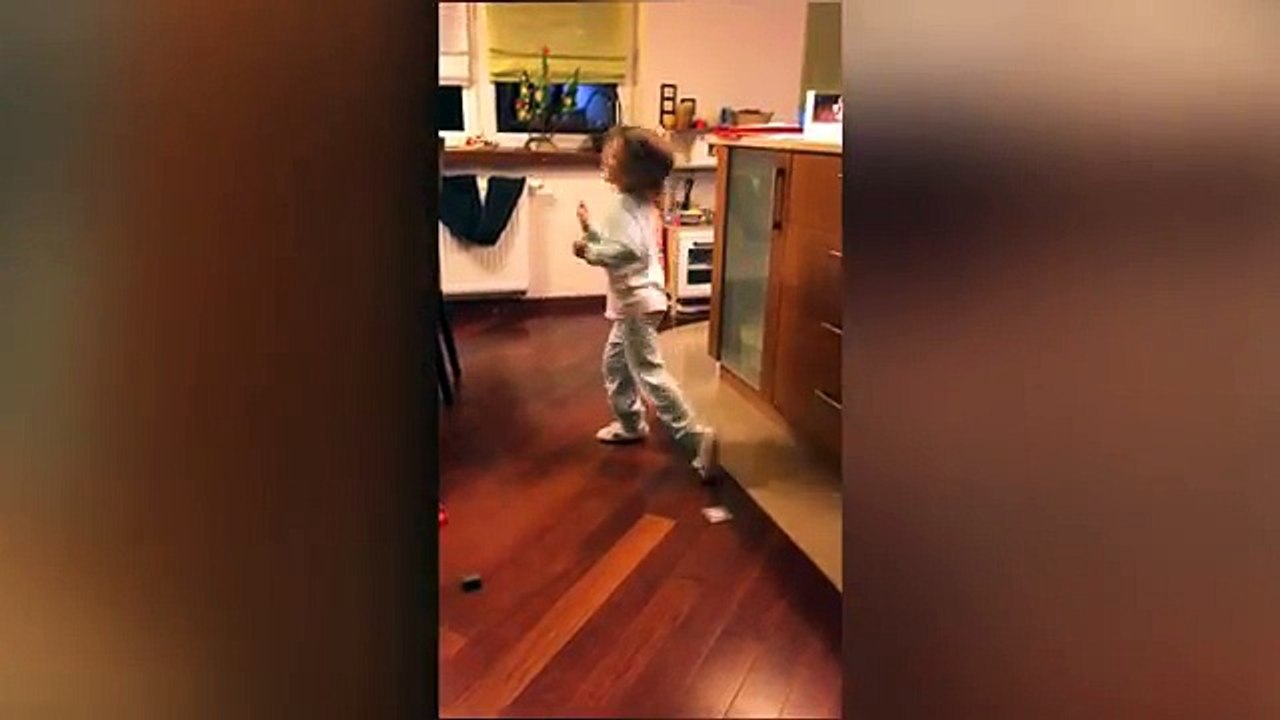 Cute little girl dancing like a Bollywood star SE&TU