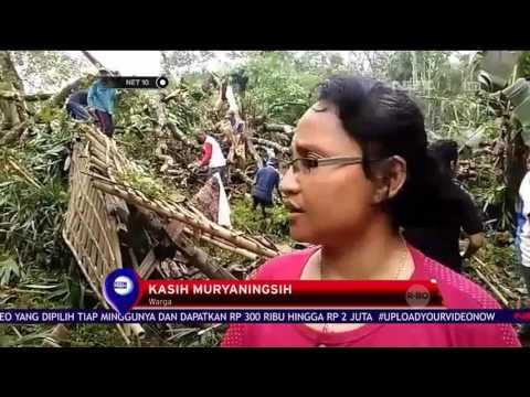 Pohon Tumbang Menimpa Rumah Warga - NET 10
