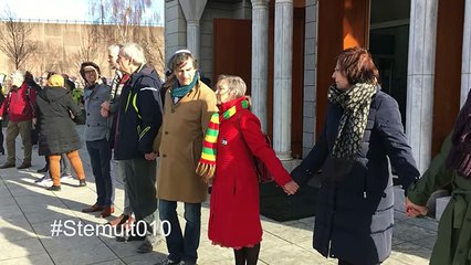 Mensen beschermen Essalam Moskee tijdens middaggebed